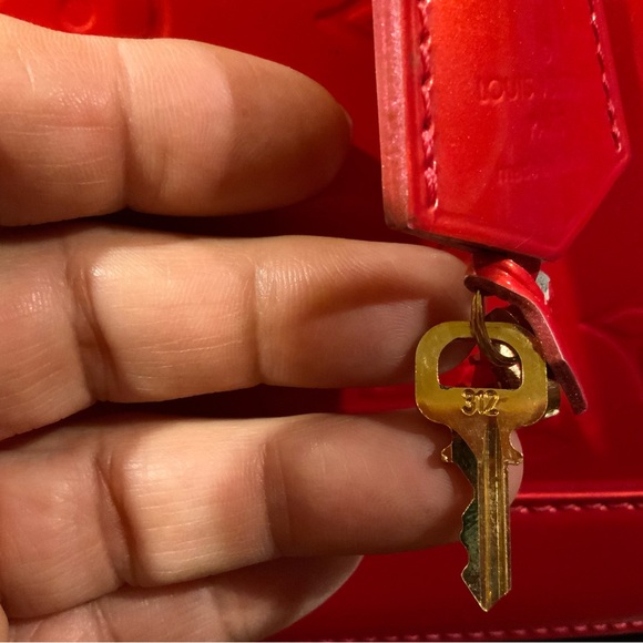 —SOLD—LV Red Vernis GM Alma - Picture 4 of 16